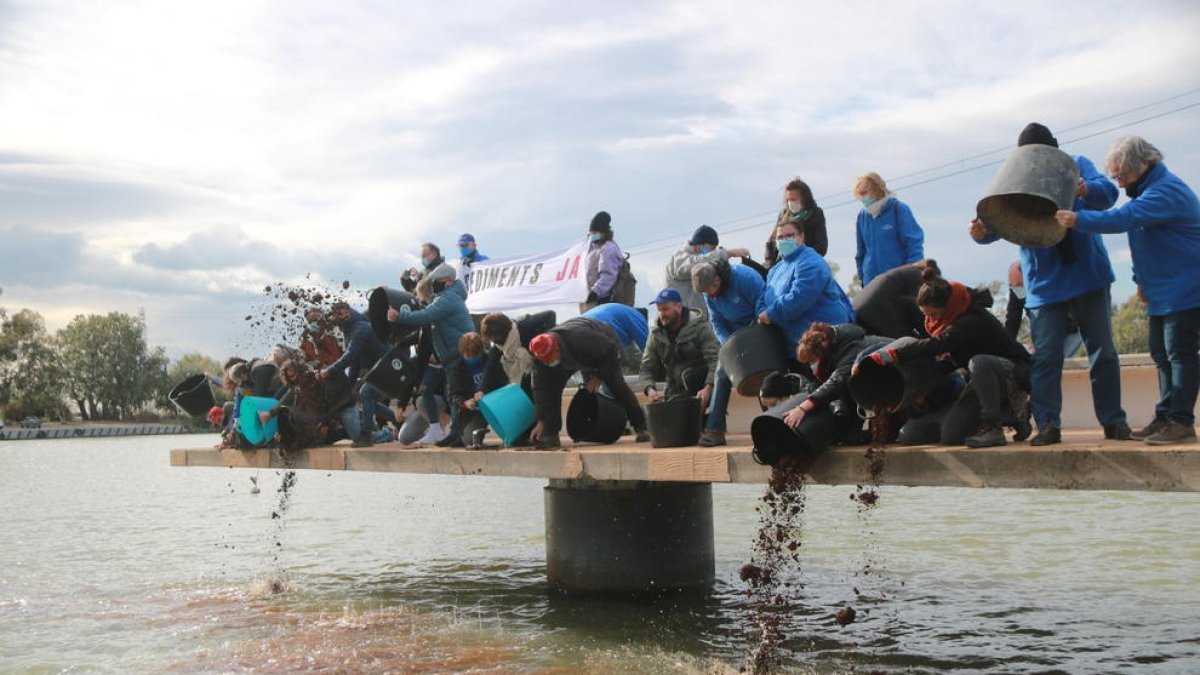 Invierten más de 200 kilos de arena en Deltebre en una acción simbólica para exigir la bajada de sedimentos en el Ebro