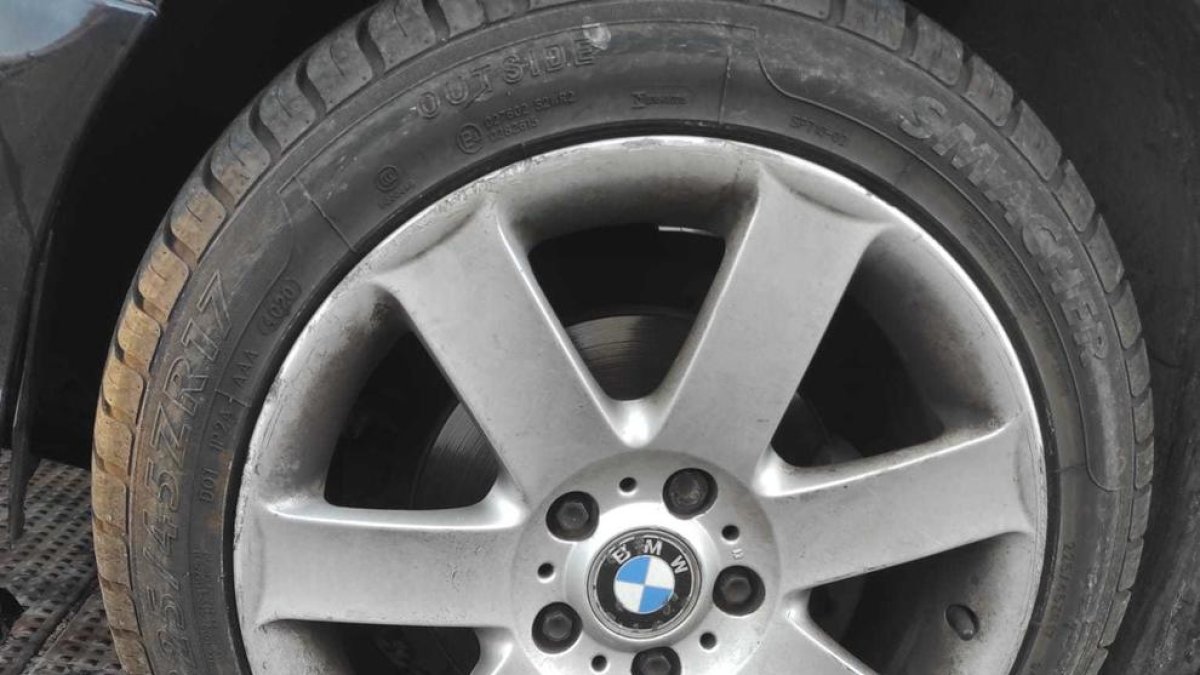 Pinchan las cuatro ruedas de un coche y otros estacionados en Sant Pere i Sant Pau