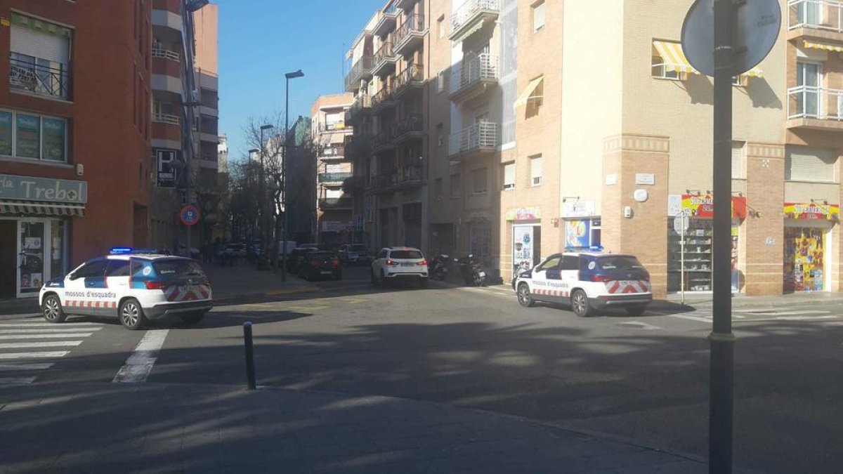 Agrede a los Mossos d'Esquadra después de huir de una pelea|riña y encerrarse en un piso
