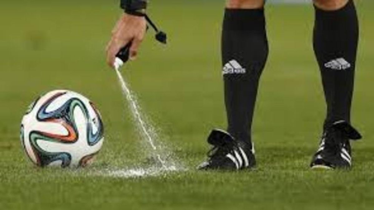 Condenan a la FIFA en Brasil a indemnizar al inventor del espray arbitral
