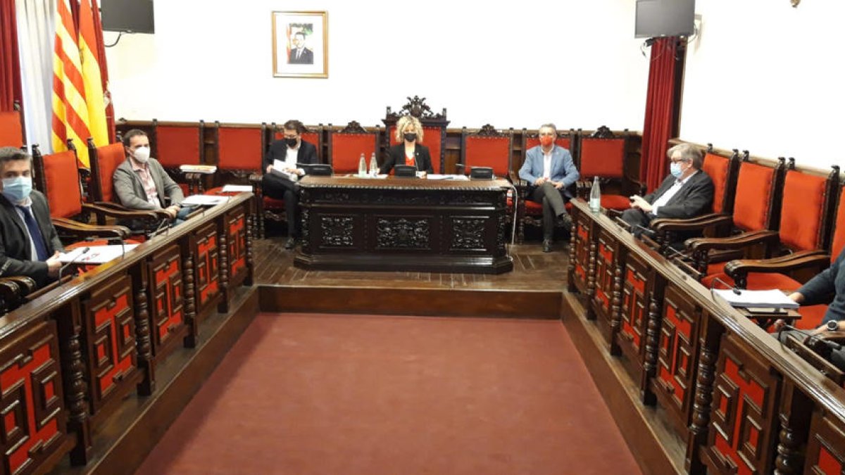 La oposición de Tortosa califica de «teatro» y de estrategia la cuestión de confianza a la alcaldesa