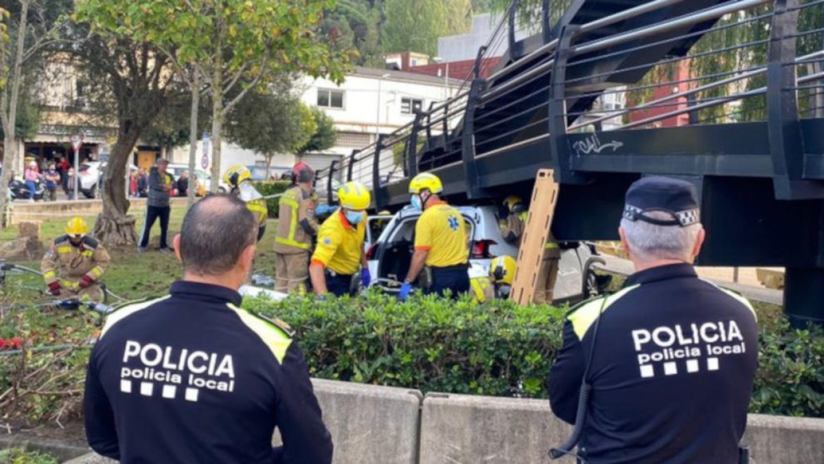 Dos ferits greu a Blanes després d'encastar el cotxe en què viatjaven amb les escales de ferro d'un pont