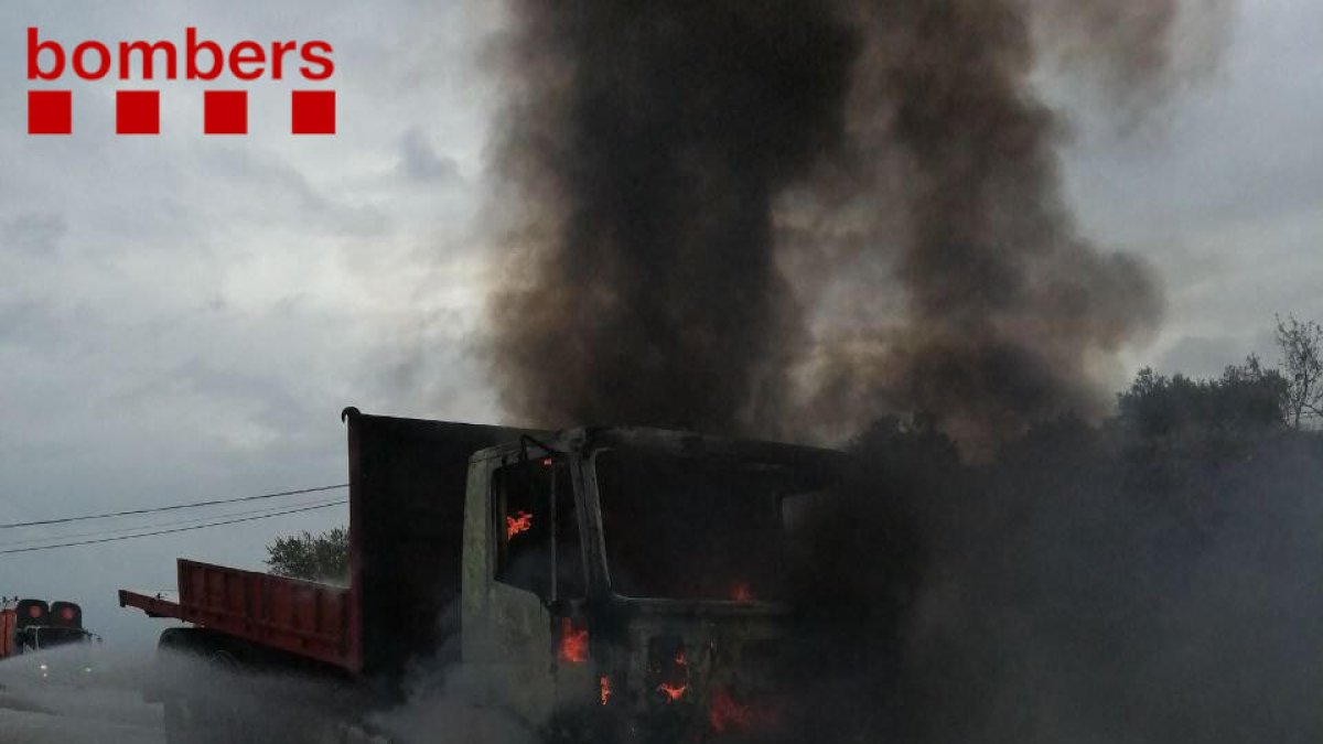 Crema la cabina d'un camió a l'N-420 a Riudecols