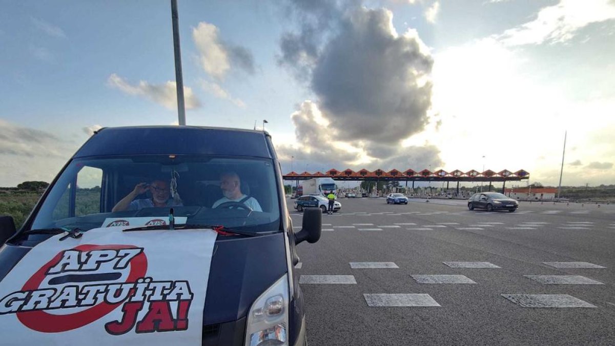 Marxa lenta i reivindicativa entre el peatge troncal de Vila-seca i Salou per celebrar la gratuïtat de l'AP-7