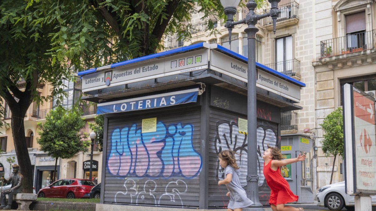 Vecinos del centro de Tarragona avisan de una nueva oleada de grafitis en las principales vías