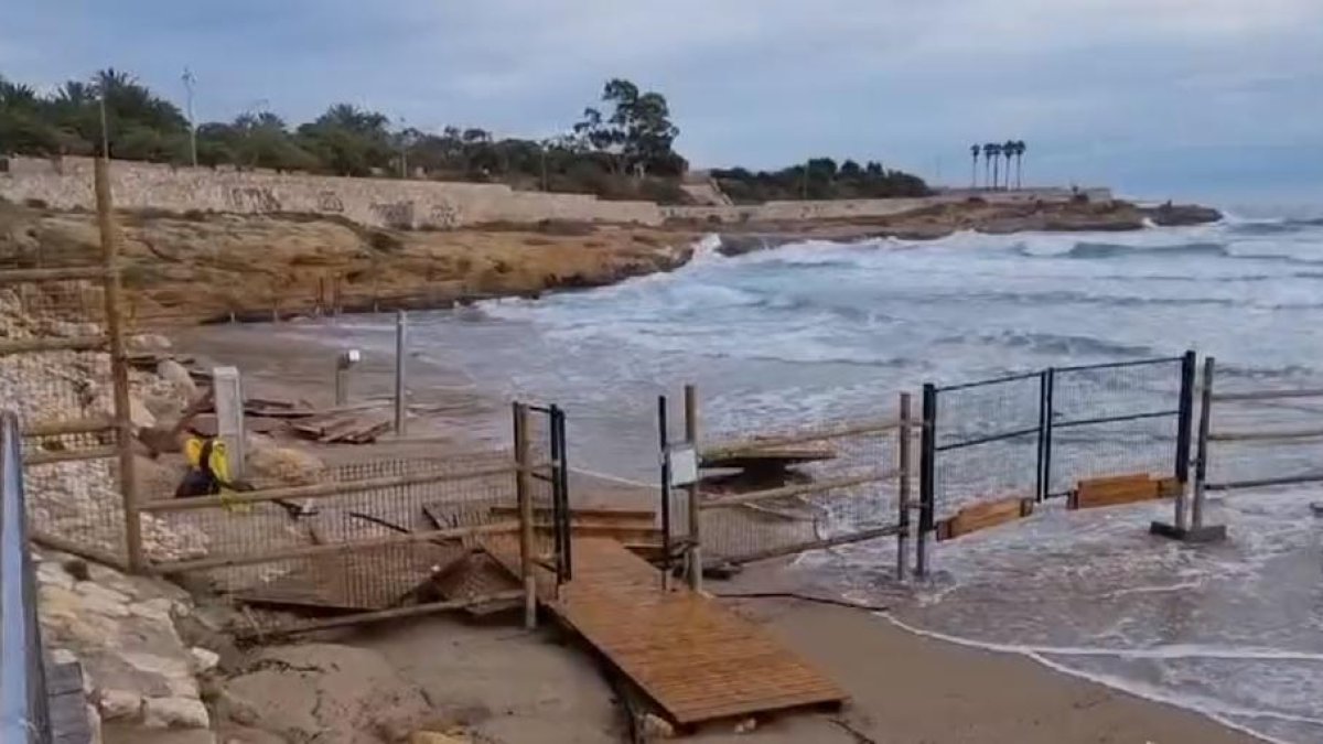 El mal onatge destrossa la zona reservada per a gossos de la platja del Miracle