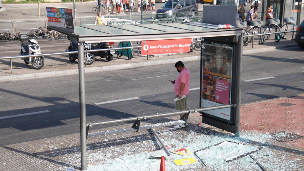 Veinte detenidos y 43 heridos en el gran botellón de Barcelona, que ha congregado a 40.000 personas
