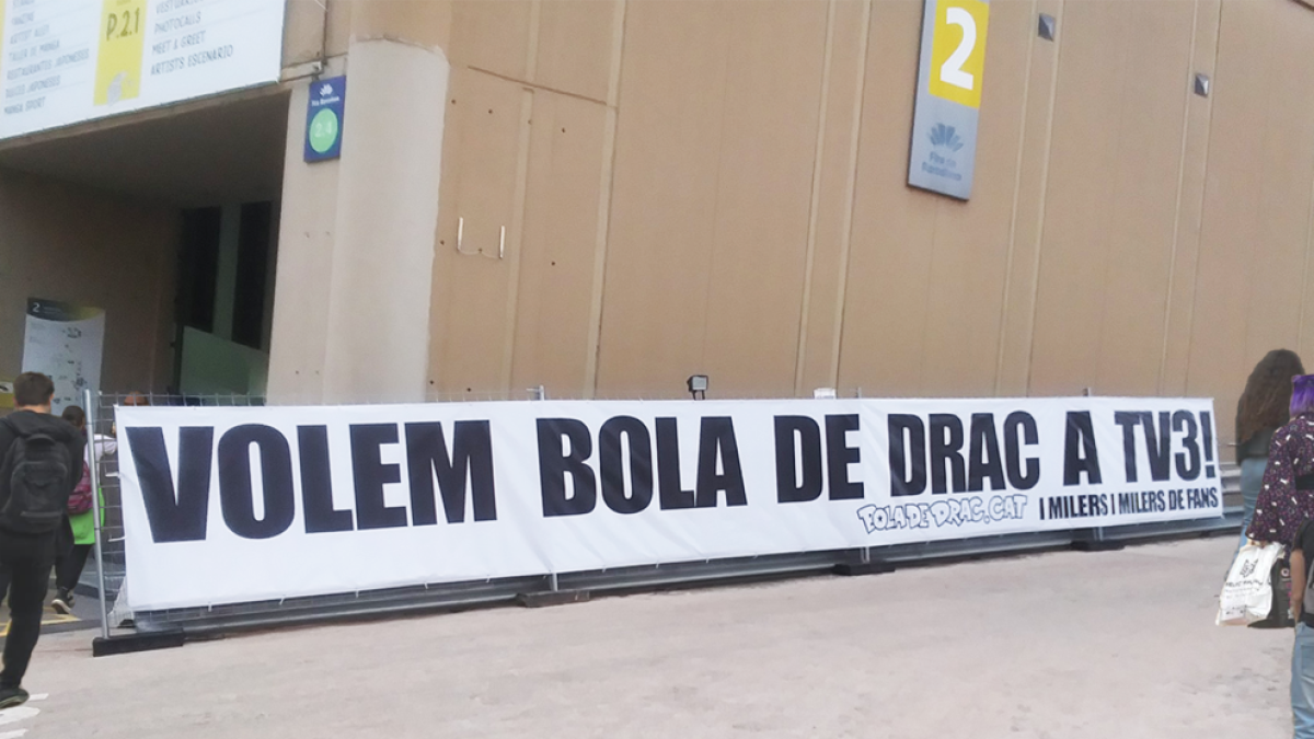 La pancarta gigante del Salón del Manga que reclama el retorno de Boles|Cuencos de Dragón a TV3 y su vínculo tarraconense