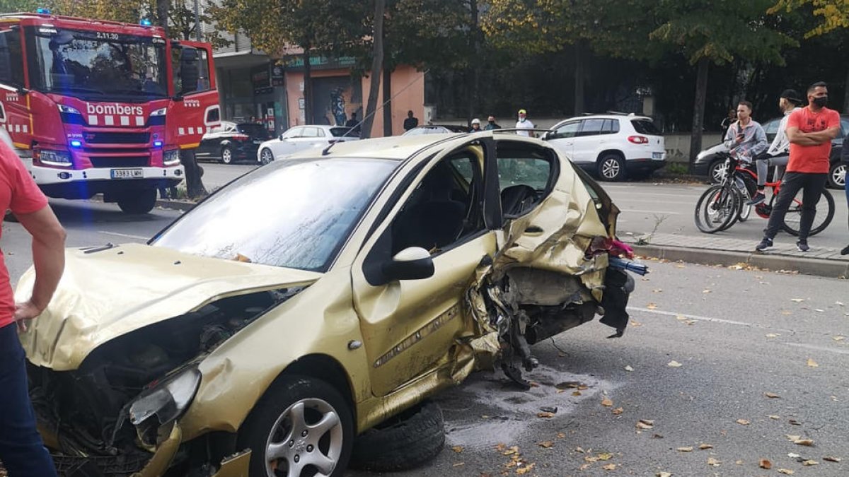 Gerona: Un conductor pierde el control del coche y se estampa contra seis vehículos aparcados