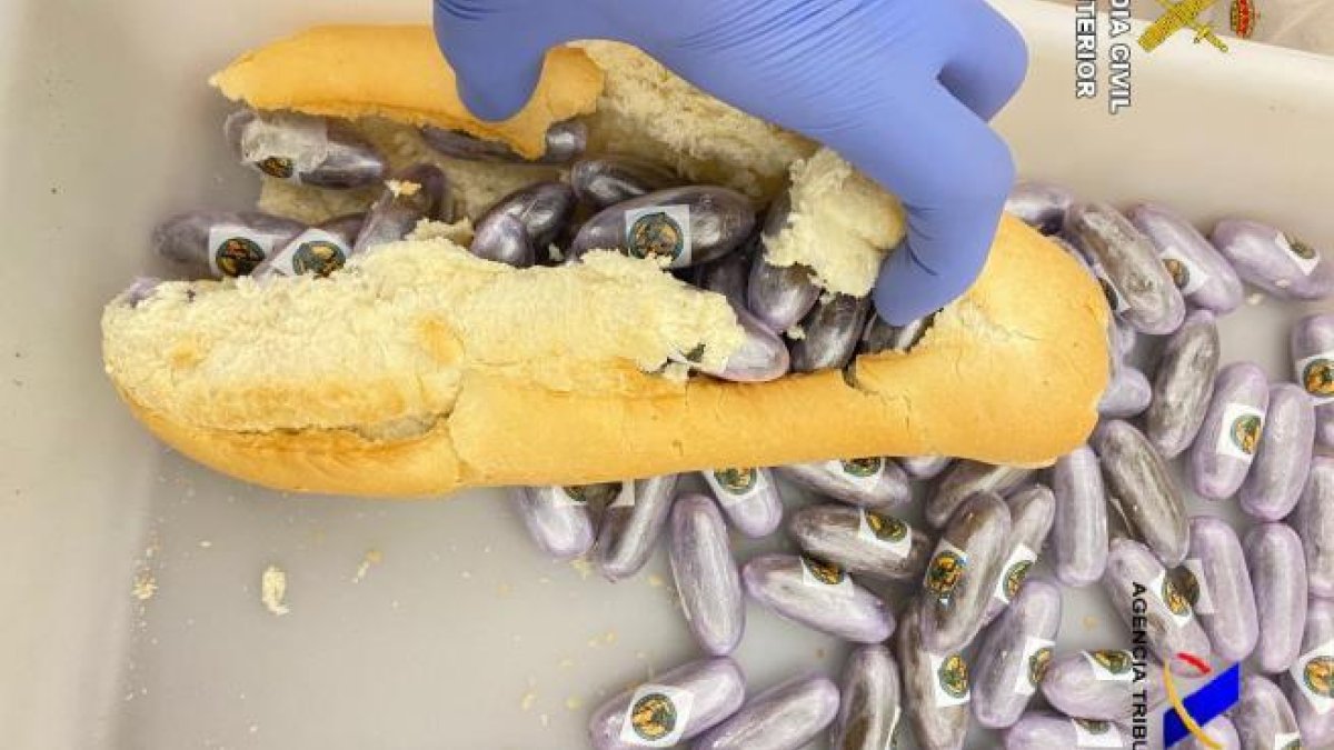 Enxampen a un home que volia arribar a la península amb un «entrepà sorpresa» amb 260 glans d'haixix