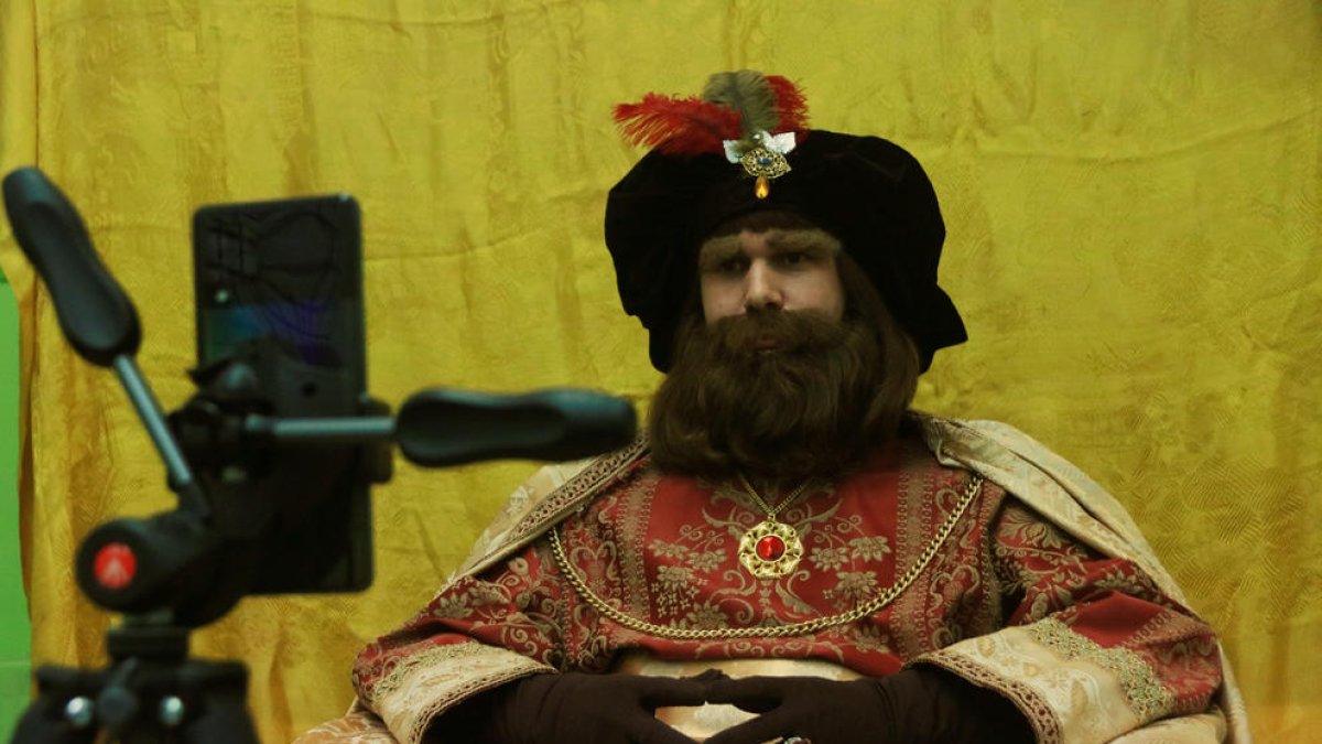 Los Mensajeros Reales del Vendrell combinan la entrega de cartas presencial y telemática por el aumento de casos covid