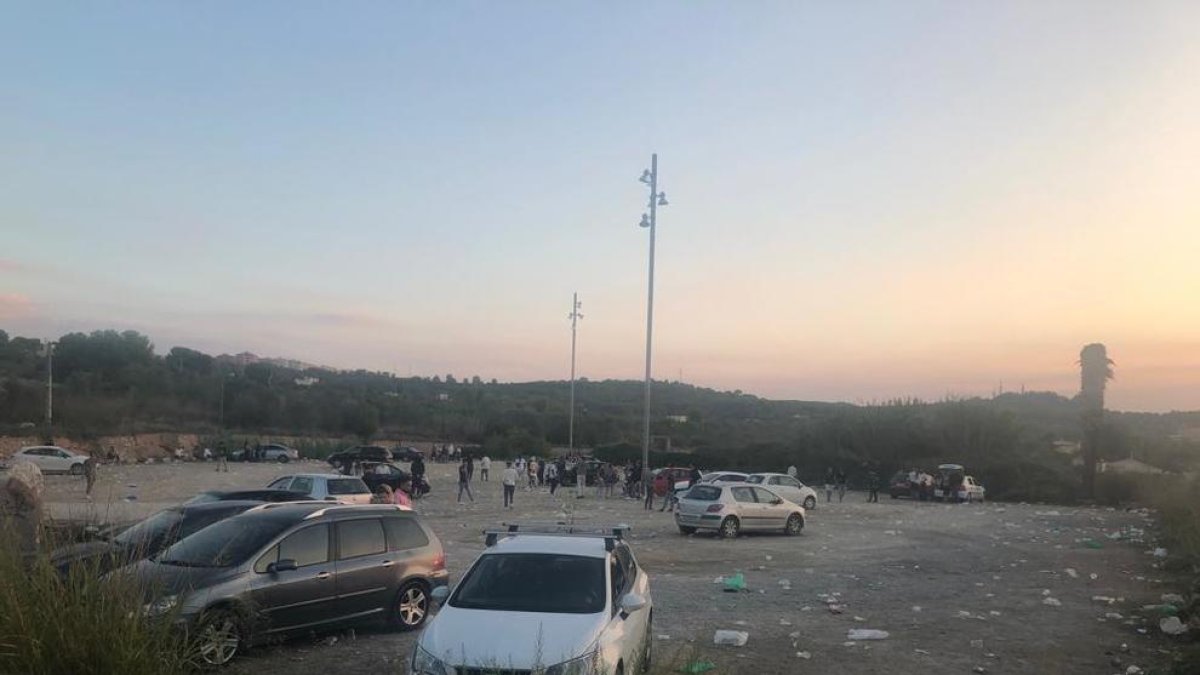 Tarragona vive una cuarta noche de botellones de nuevo al parking del cementerio