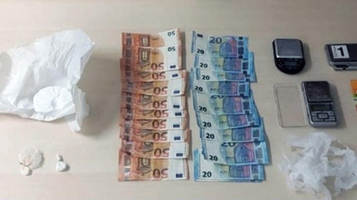 Detingut per vendre droga al detall des del seu domicili del barri Monestirs de Reus