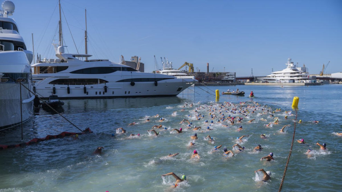 Andrés Yegres gana la 94ª Travesía Nadando en el Port de Tarragona