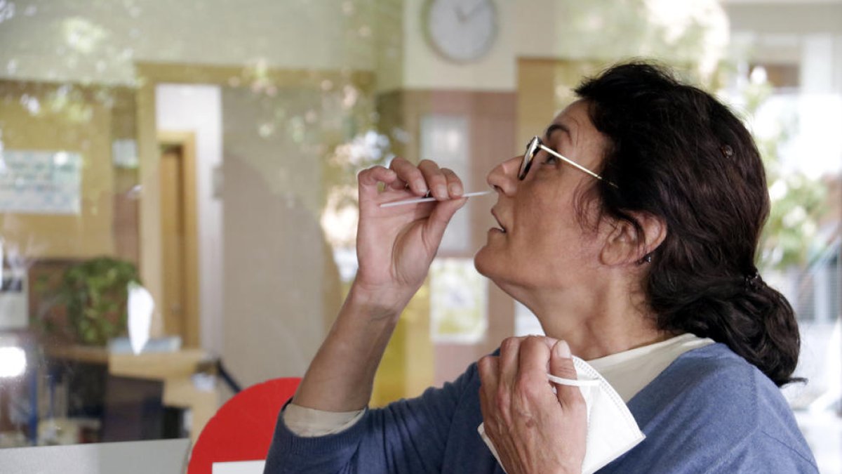 Catalunya seqüenciarà els positius de dos viatgers procedents de Sud-àfrica per comprovar si són de la variant òmicron