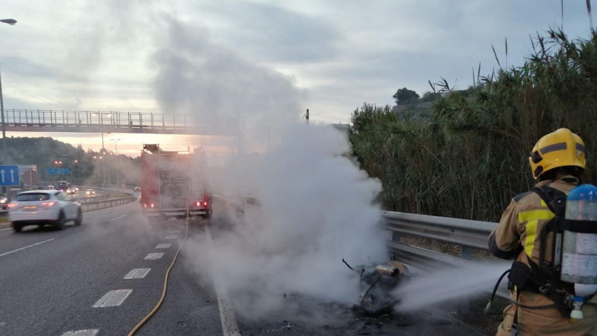 Quema completamente una moto al A-7 en Tarragona