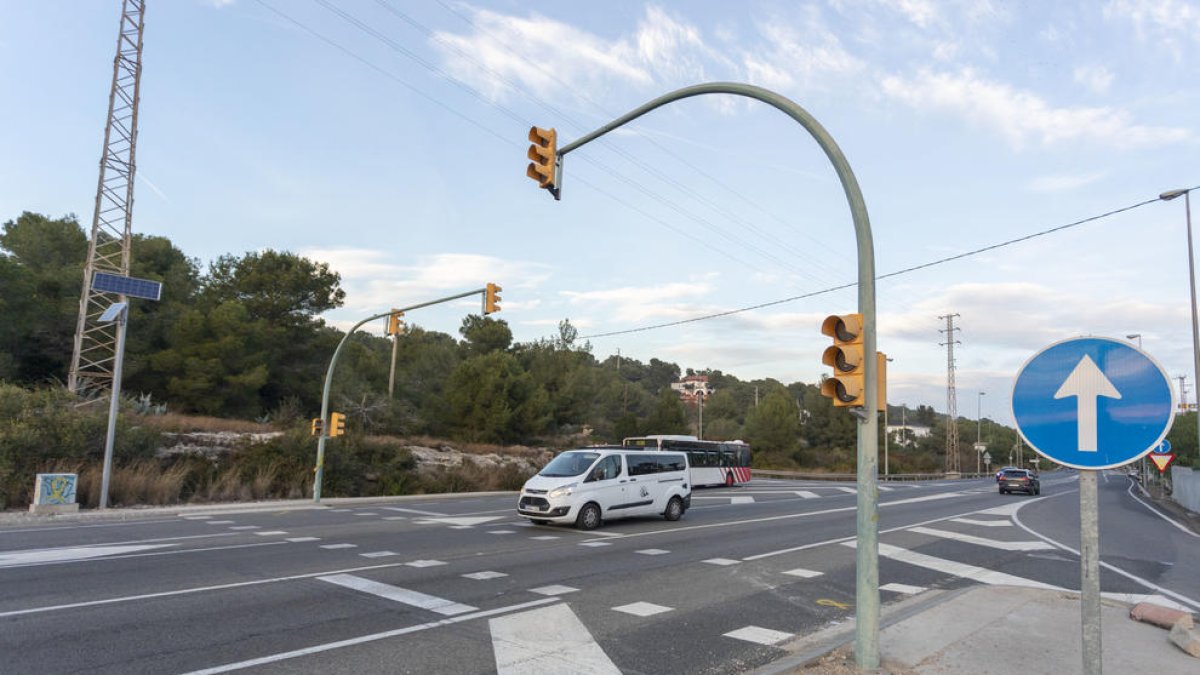 El semáforo de la N-340 en la Savinosa hace más de un mes que no funciona