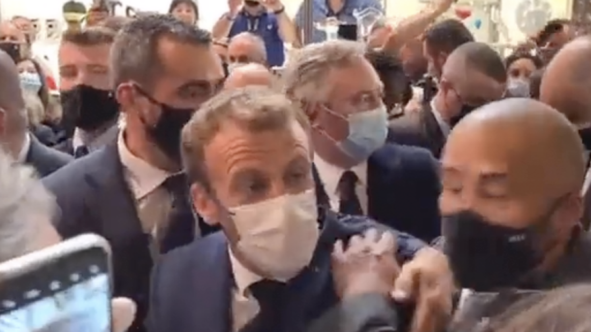 Lanzan un huevo a Macron al grito de «Viva la revolución!»