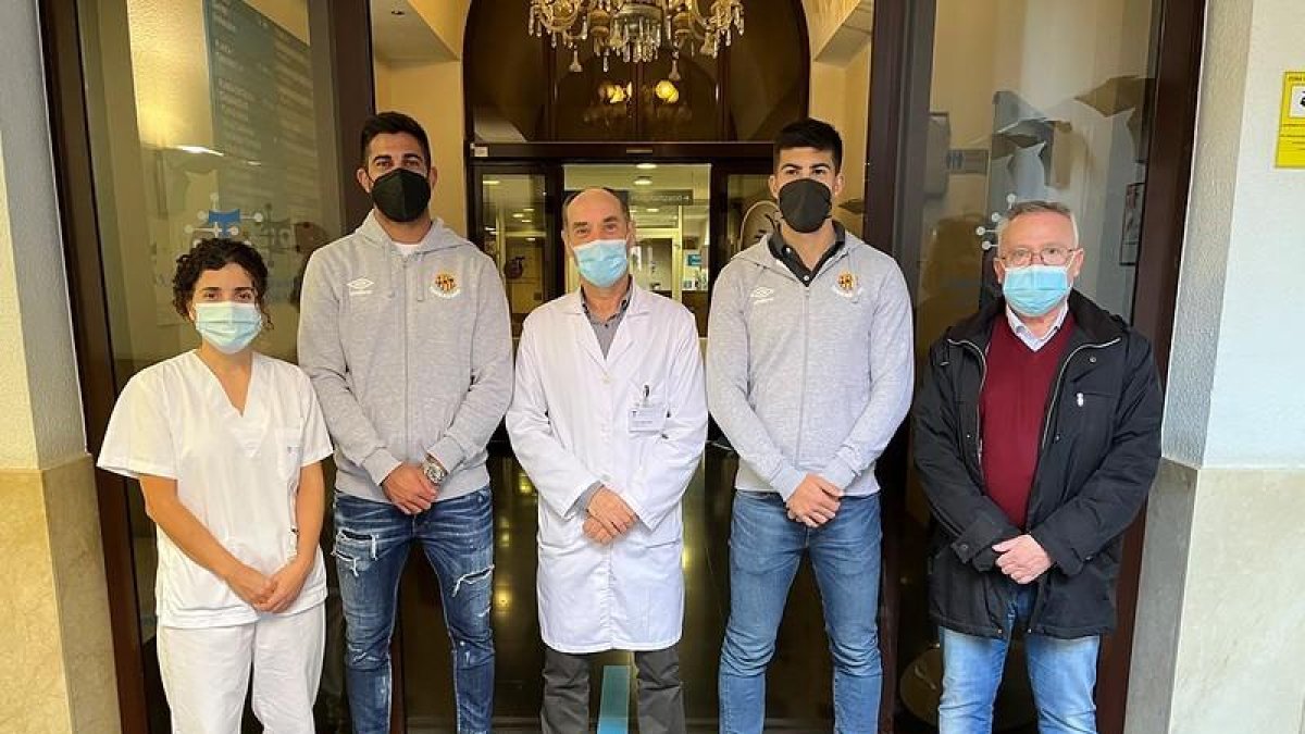 Quatre jugadors del Nàstic visiten els hospitals de Tarragona