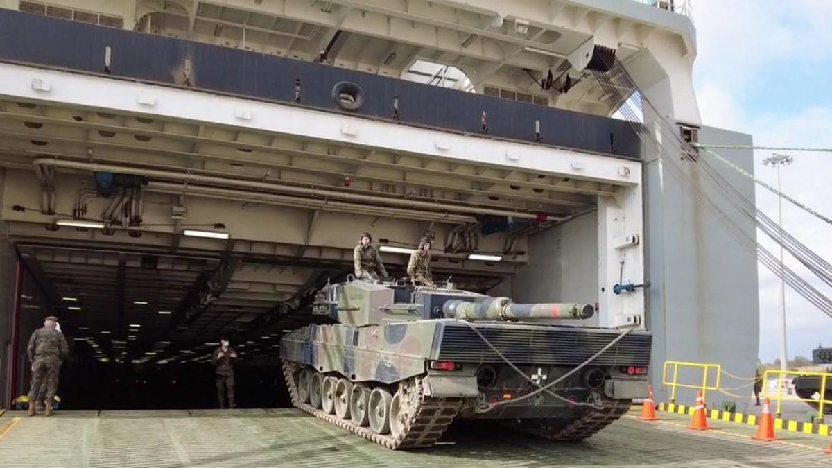 Desembarquen vehicles militars i soldats al Port de Tarragona