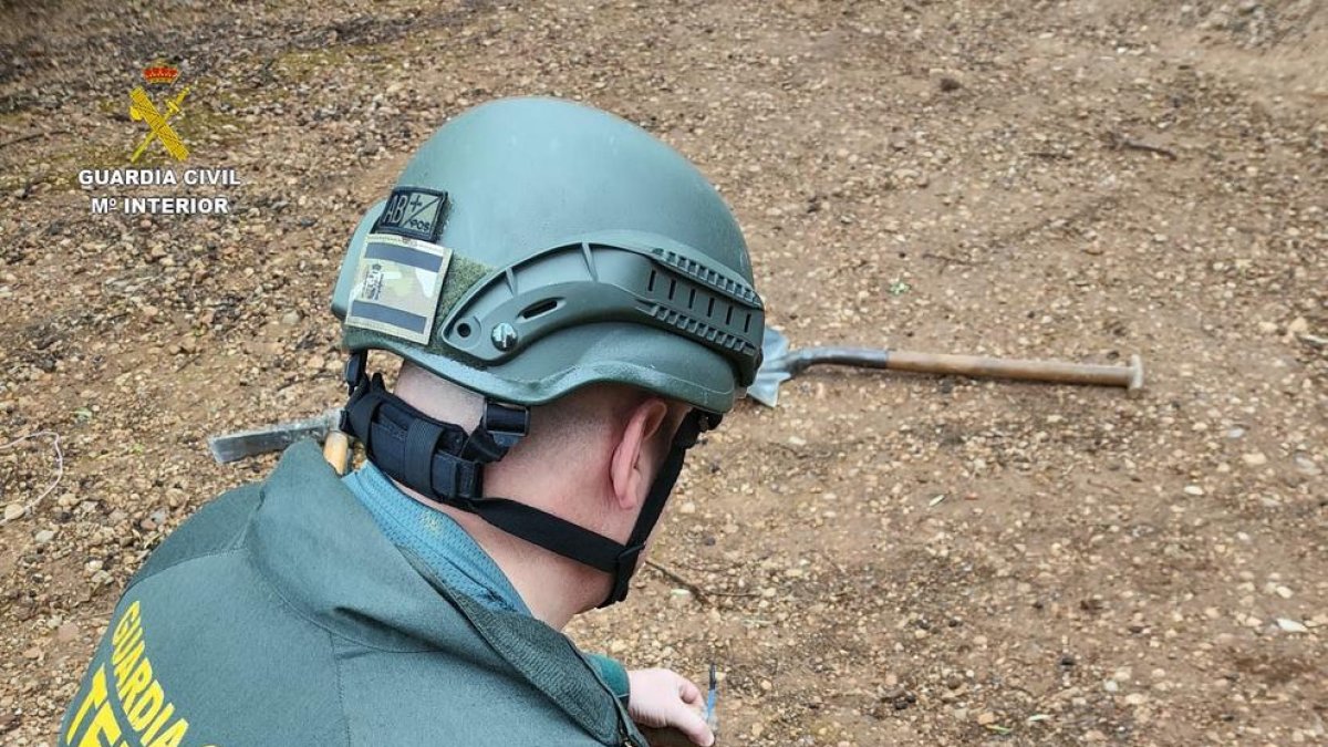 Troben una granada de la Guerra Civil en una finca de la Sénia