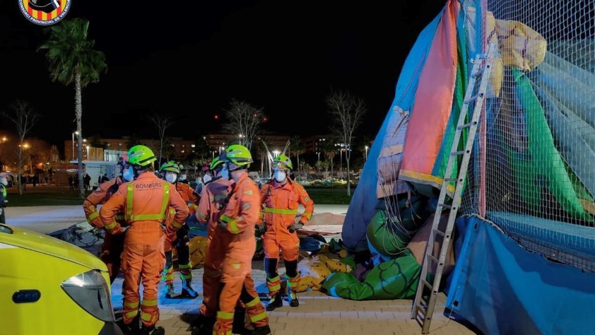 Muere una niña de 8 años al levantarse por viento un castillo inflable en Valencia
