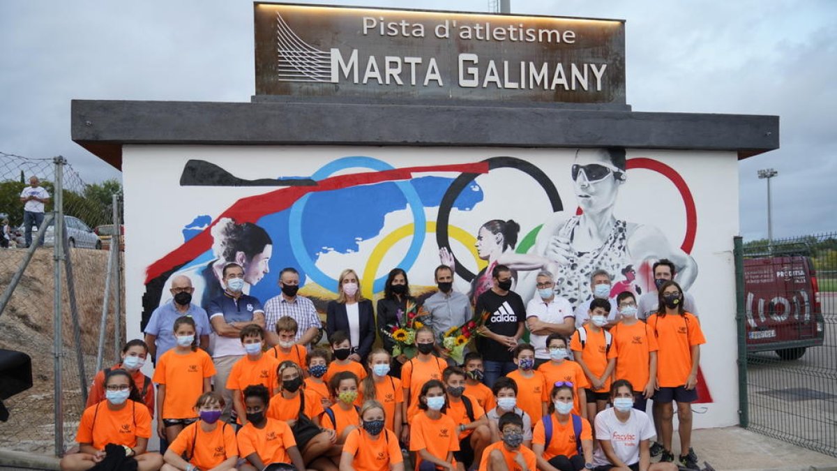 Galimany, al fondo de la imagen, con las autoridades y niños que asistieron al acto.