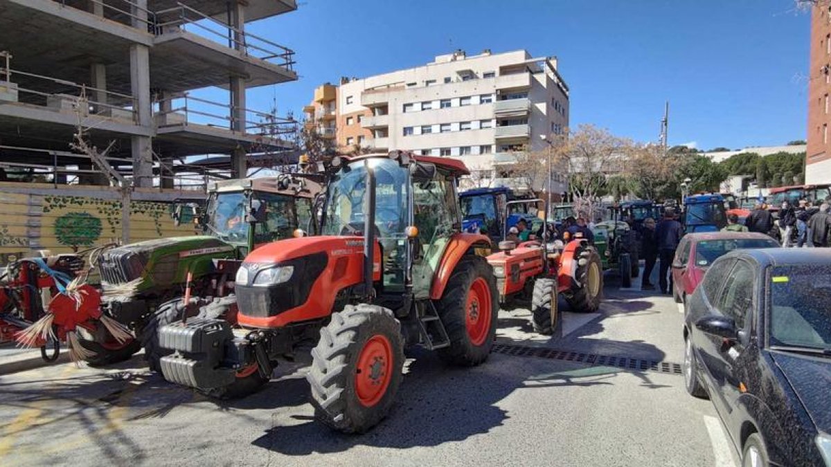Unos 200 tractores colapsan Tarragona para reclamar mejoras en el sector