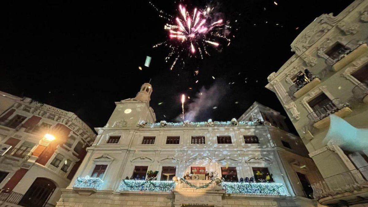 Los Reyes de Oriente recorren las calles de Reus y reparten regalos
