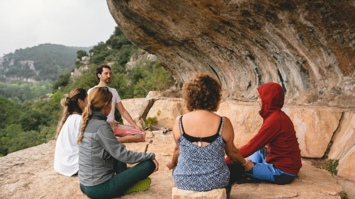 Yoga y meditación bajo el cielo de Poblet