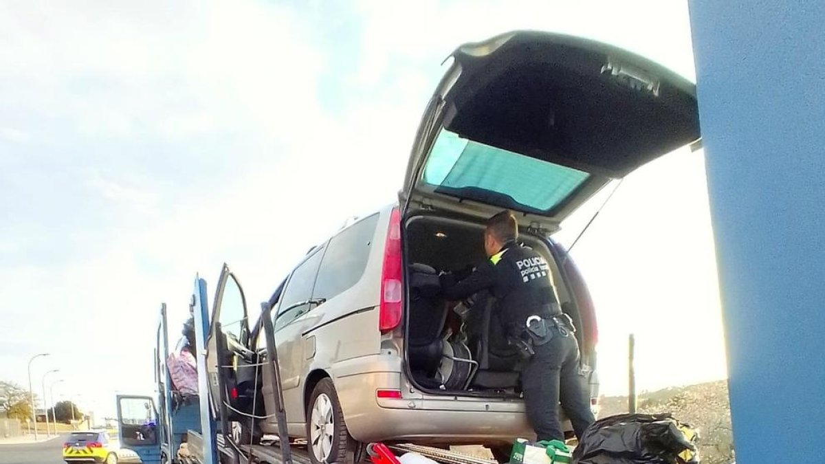 Interceptado en Torredembarra un trailer con marihuana escondida al maletero de los vehículos que transportaba