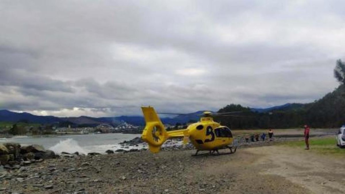 Muere un hombre al ser arrastrado por una ola mientras trataba de rescatar un perro en Asturias