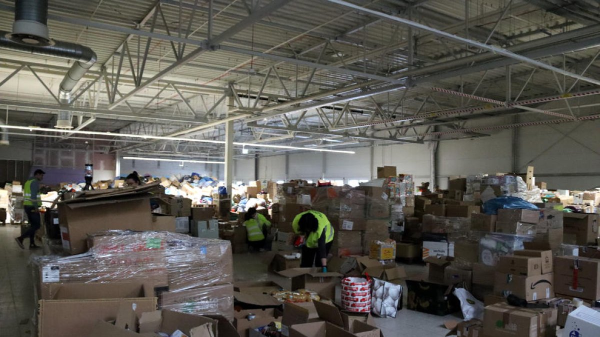 Tones de material humanitari arriben des d'arreu d'Europa a Przemysl