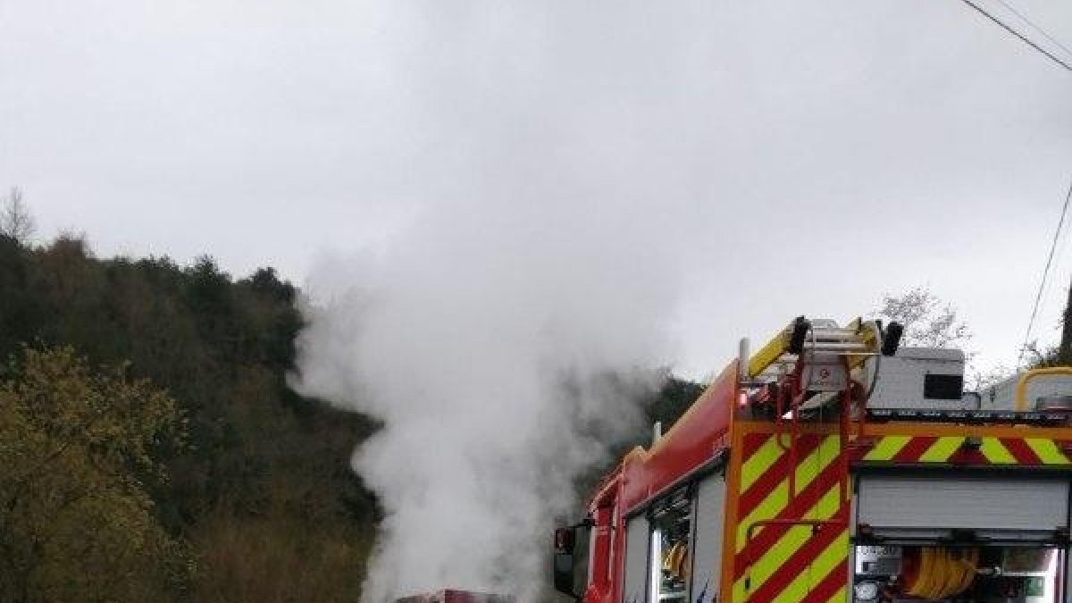 Quema completamente un camión frigorífico en la TP-7401 en Porrera