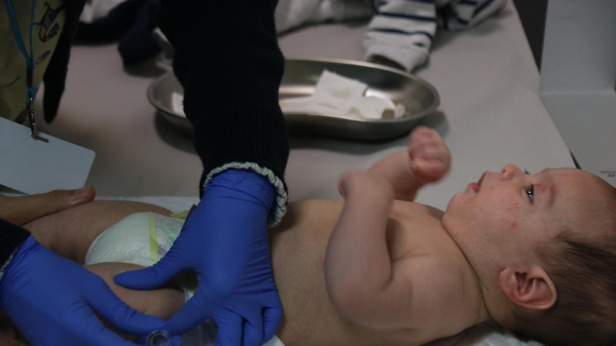 Salut comença a administrar de forma gratuïta la vacuna contra la meningitis B