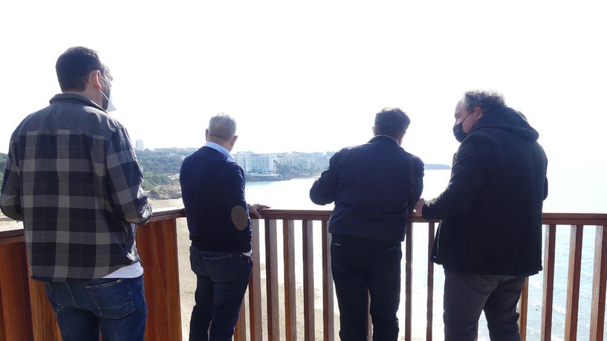 La playa Larga de Salou ya dispone de un nuevo mirador, a unos 30 metros sobre el mar