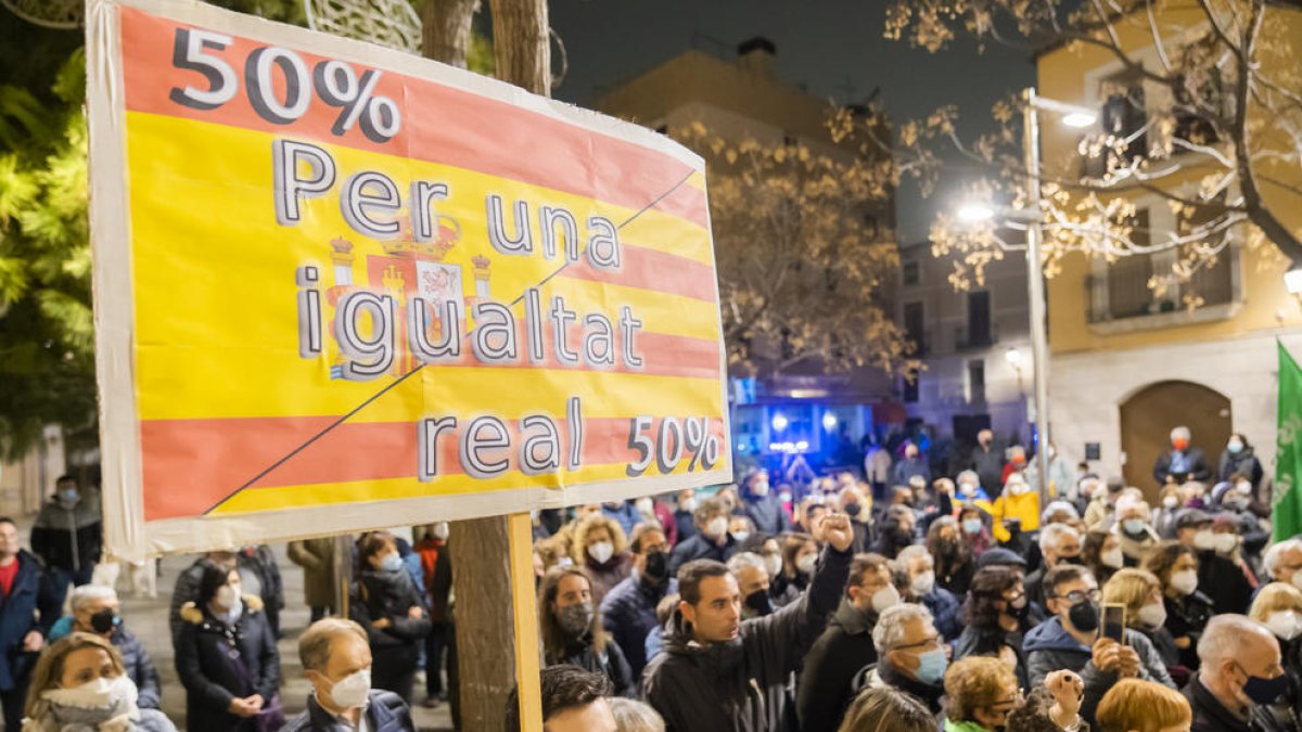 Més de 150 de persones protesten contra l'obligatorietat d'impartir el 25% de les classes en castellà a Vila-seca