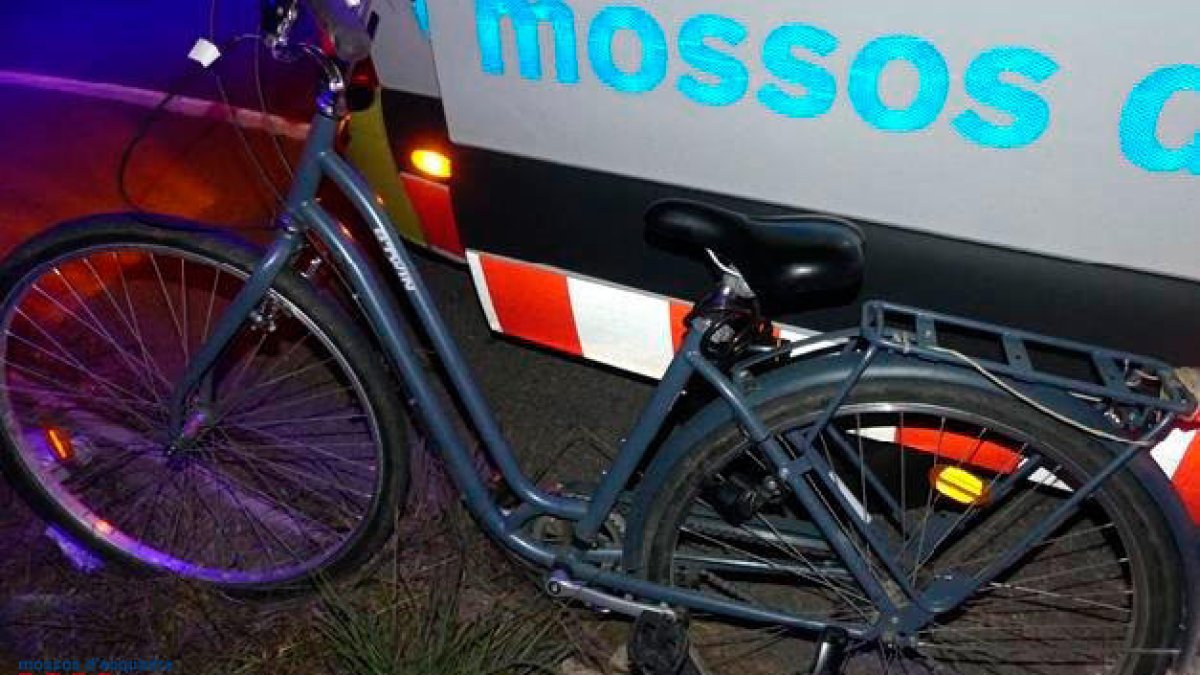 Denunciat un ciclista per circular amb una taxa d'alcoholèmia 5 vegades superior a la permesa