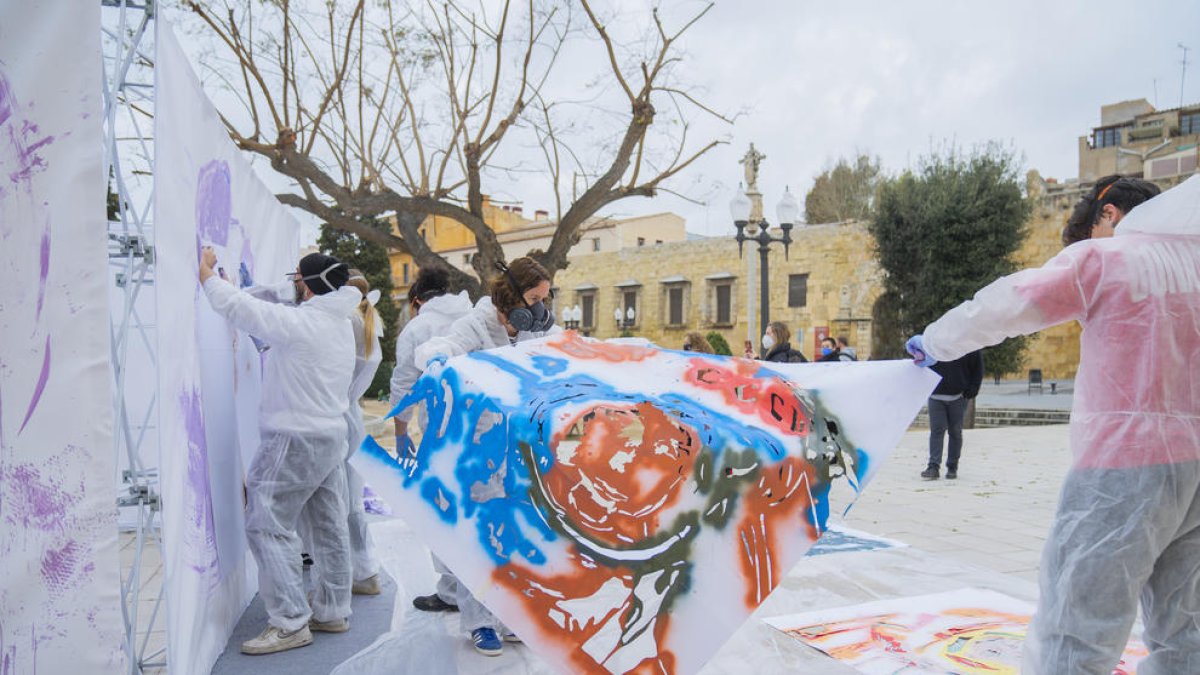 La Diputación celebra el 8M con la lectura del manifiesto y la creación en directo de unos murales reivindicativos