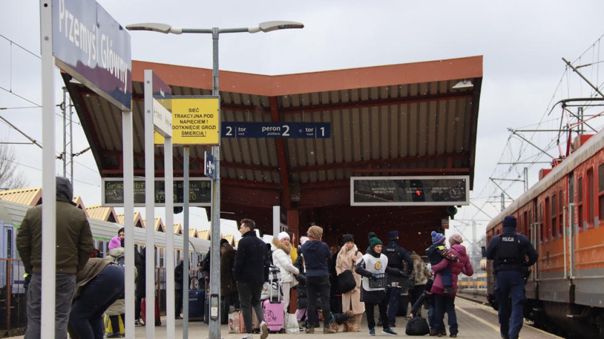 España simplificará los trámites para que ucranianos accedan a permisos de residencia y trabajo