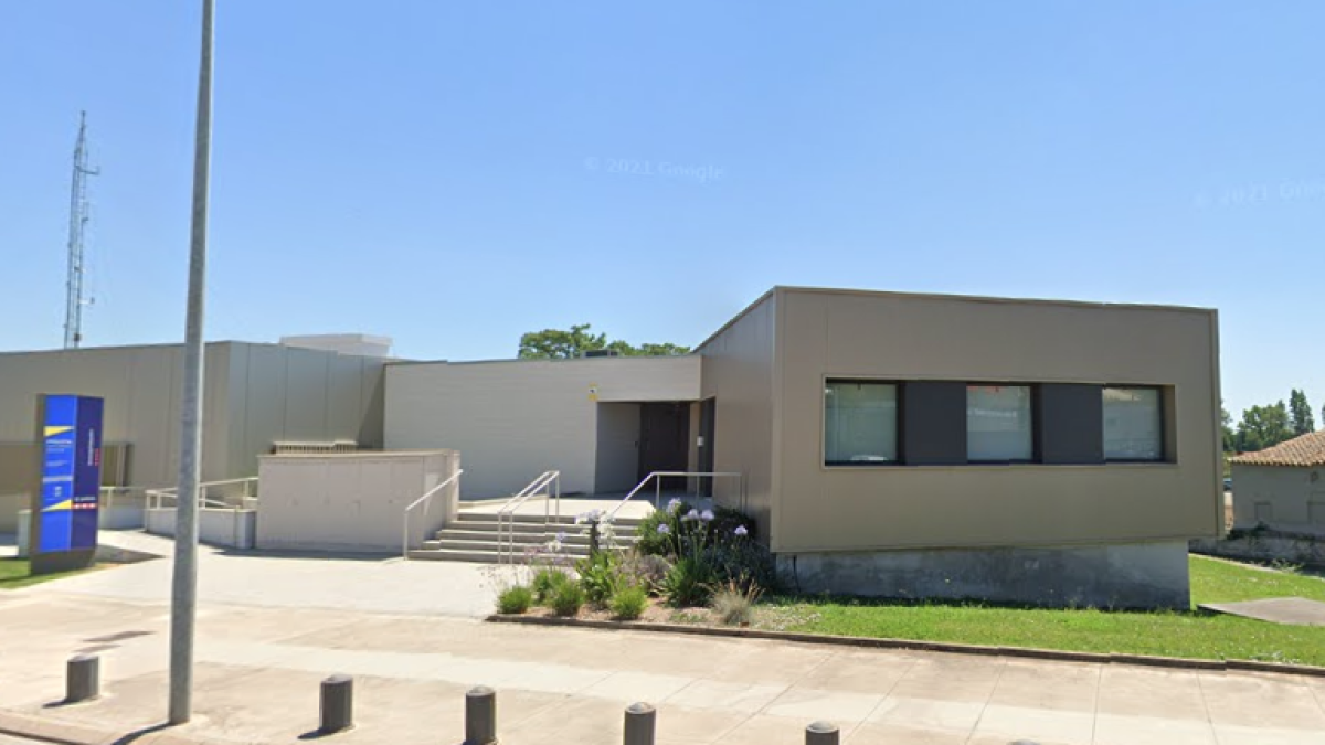 Entra armado con un cuchillo en la comisaría de Mossos de Banyoles y acaba reducido con una taser