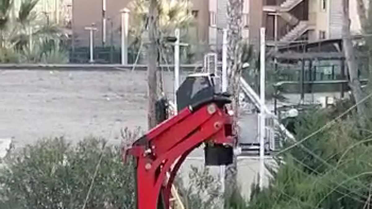 El camió d'escombraries talla cables de fibra òptica a diari a Cala Romana