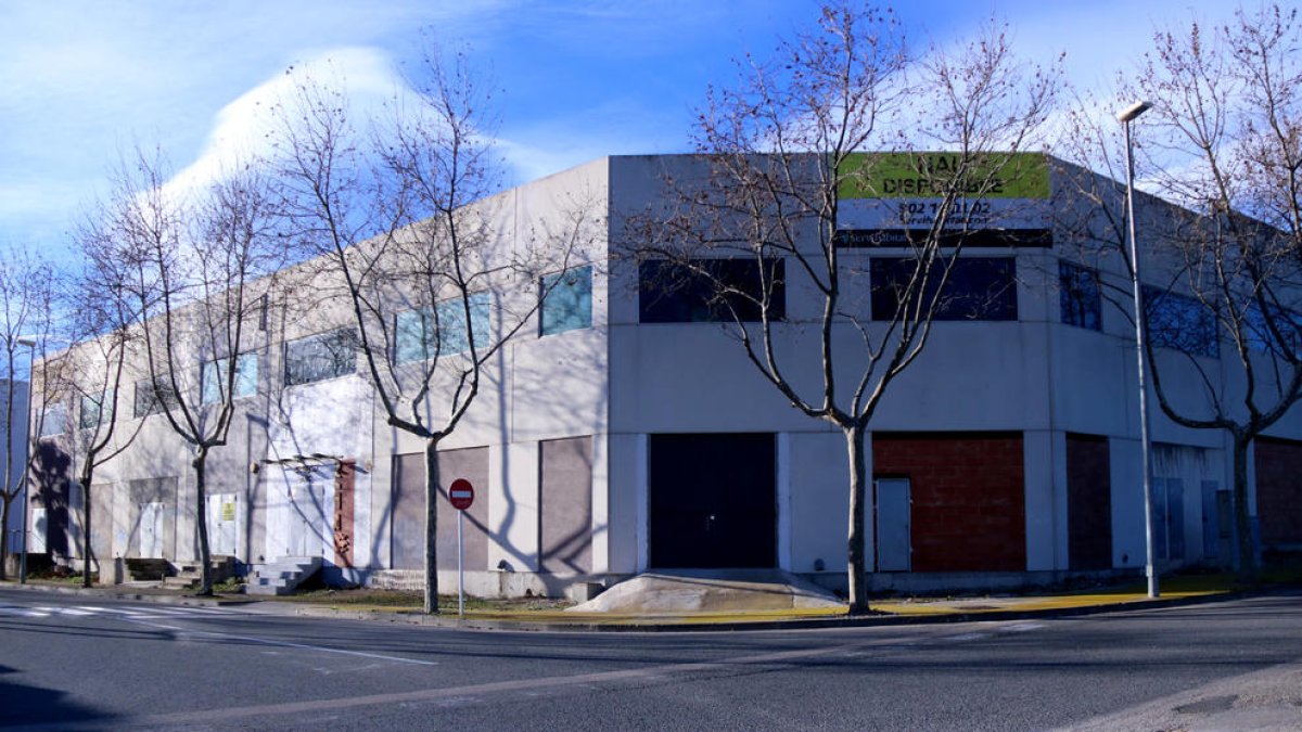 Empresaris rescaten naus industrials en mans de bancs per reactivar l'activitat a Amposta