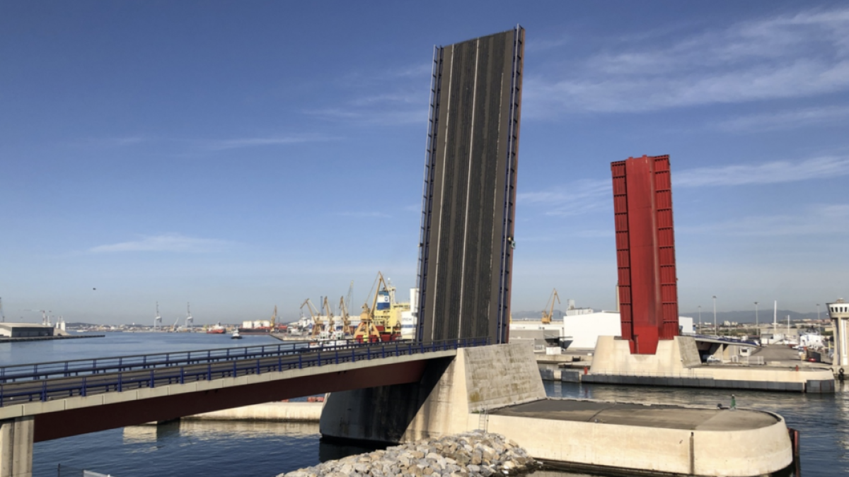 El Puerto de Tarragona licita la reparación del puente móvil