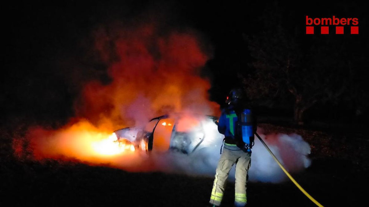 Quema completamente un vehículo estacionado en el Vendrell