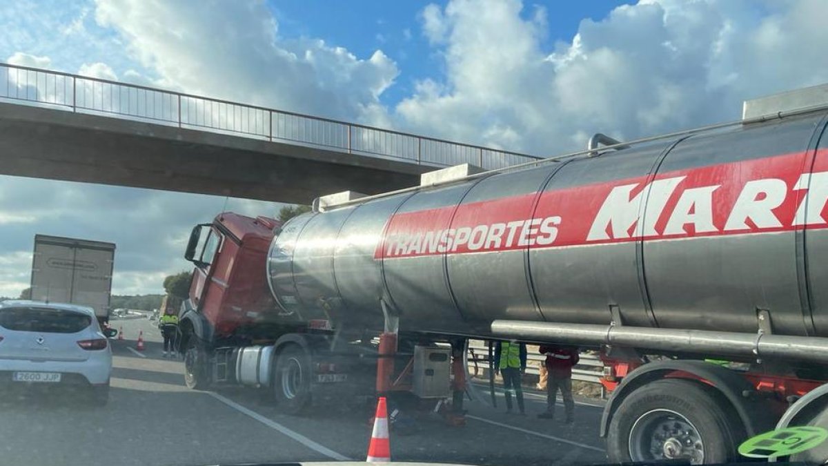Retenciones al AP-7 en Roda de Berà por|para el accidente entre dos camiones