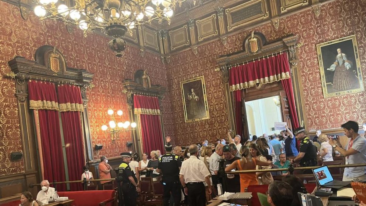 Ricomà expulsa del saló de plens els veïns de Llevant per les constants protestes i insults