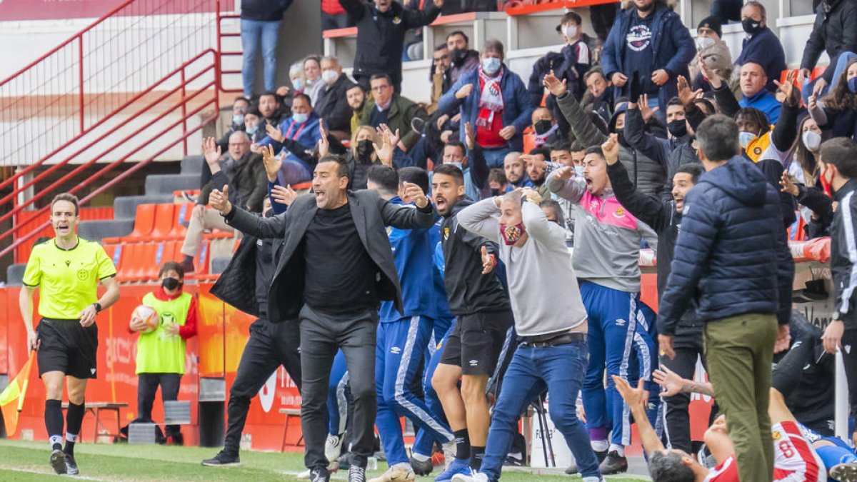 Agné fa ús de la banqueta i torna a realitzar els cinc canvis en un partit