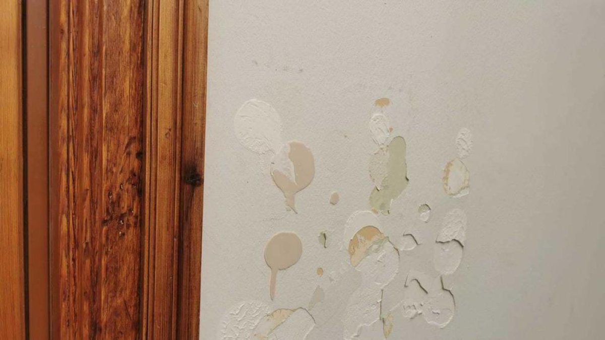 SCC denuncia que han arrancado la placa de su sede donde ponía el nombre y el logo de la entidad