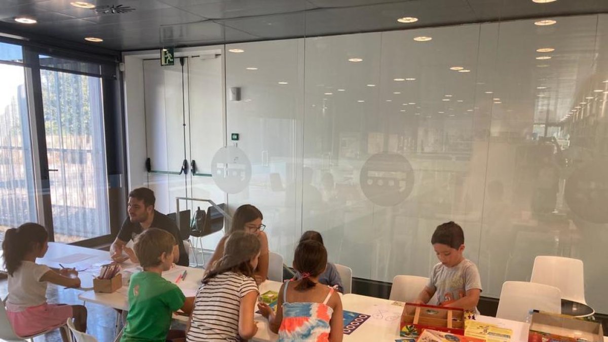 La Biblioteca Pere Anguera ofereix un servei de ludoteca per ajudar amb la conciliació